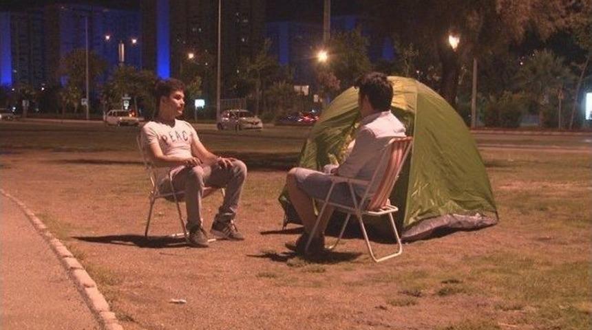 B&uuml;y&uuml;k Depremin Ardından Deniz Kenarında Sabahladılar