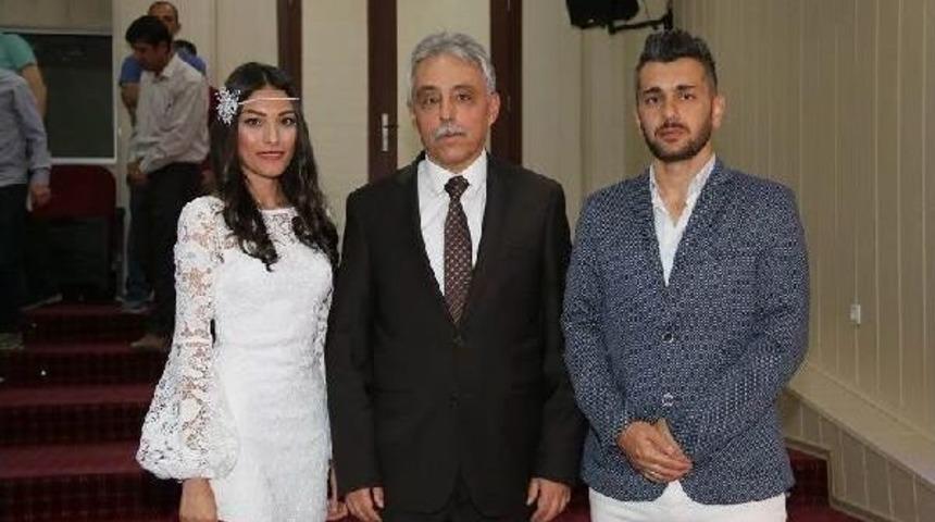 Hakkari Valisi Toprak &Ouml;ğretmenlerin Nikah Şahitliğini Yaptı