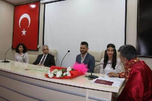 Hakkari Valisi Toprak Öğretmenlerin Nikah Şahitliğini Yaptı