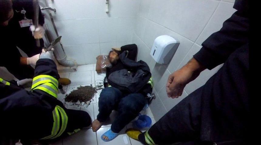 Tuvalet Deliğindeki Telefonunu Alırken Kolundan Oluyordu