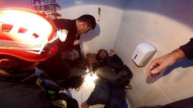 Tuvalet Deliğindeki Telefonunu Alırken Kolundan Oluyordu 1