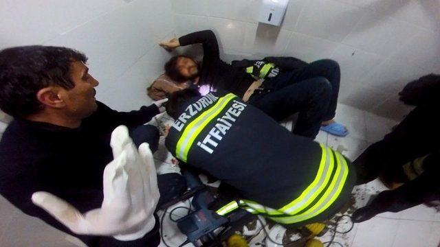 Tuvalet Deliğindeki Telefonunu Alırken Kolundan Oluyordu 2