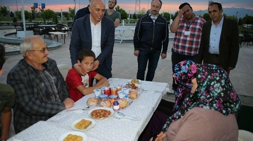 Karaman Belediyesi, &Ouml;ks&uuml;z Ve Yetimlere İftar Yemeği Verdi