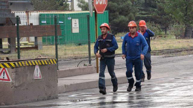 Çelik işçileri, arkadaşlarının cenaze namazına yetişmek için koştu