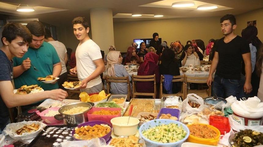 Gen&ccedil;lerden A&ccedil;ık B&uuml;fe İftar Sofrası