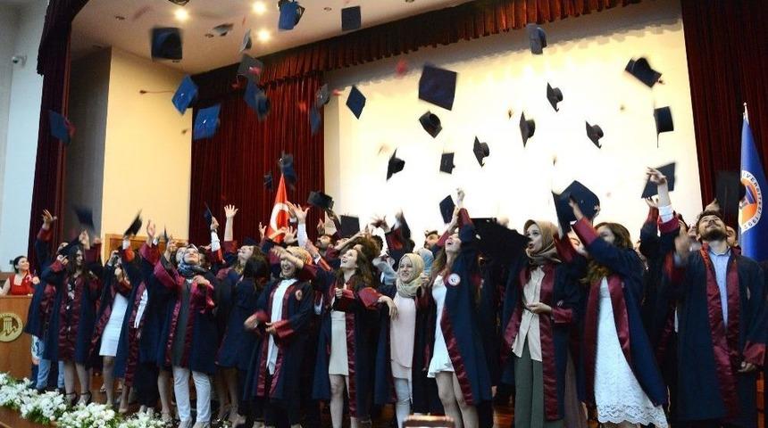 Gen&ccedil; Eczacılar Ve Hemşirelerin Mezuniyet Coşkusu