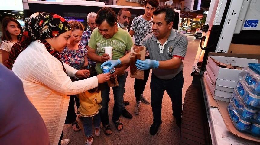 Deprem Sonrası Geceyi Dışarıda Ge&ccedil;irenlere Sıcak Yemek