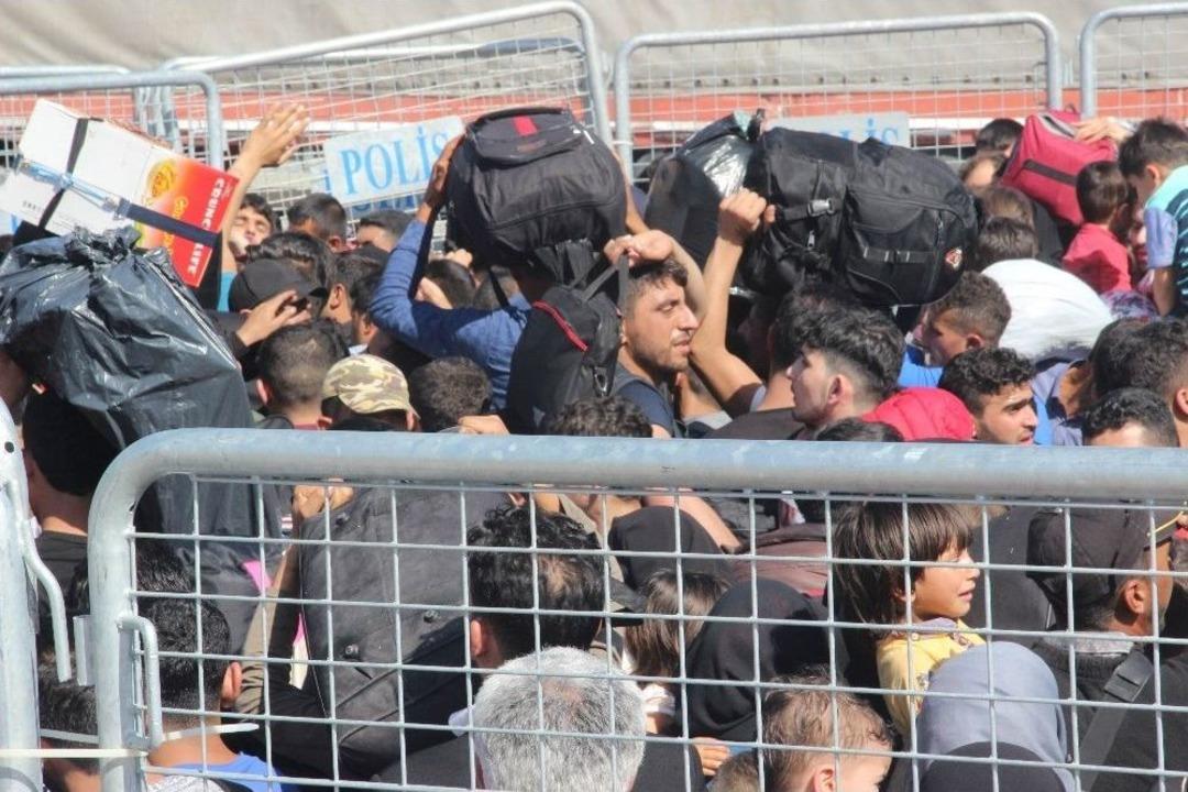 Bayram İ&ccedil;in &Uuml;lkelerine Gitmek İsteyen Suriyeliler Sınırda İzdiham Oluşturdu