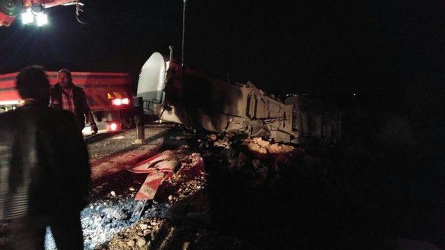 Konya’da Zift Yüklü Tır Devrildi: 1 Ölü