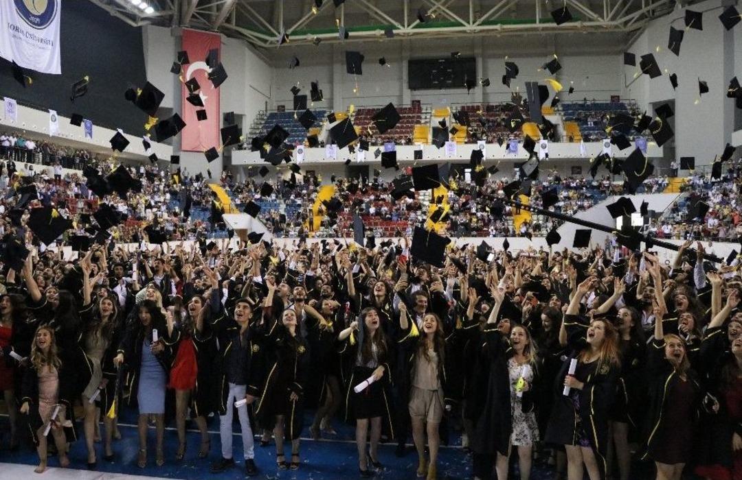 Toros &Uuml;niversitesi&rsquo;nde Mezuniyet Coşkusu
