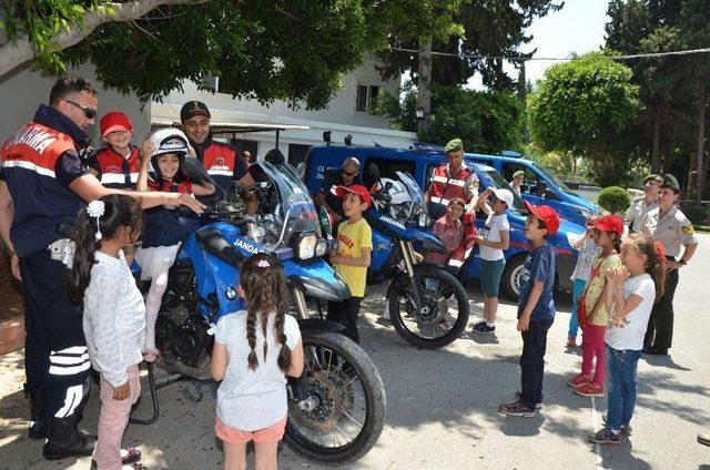 Jandarma, Yayla Çocuklarına Tarsus’u Gezdirdi