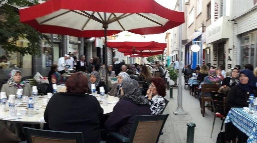 G&uuml;&ccedil;l&uuml; Kadın Eli Derneğinden Şehit Aileleri Ve Gazilere İftar Yemeği