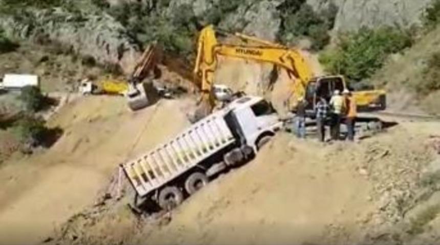 U&ccedil;urumun Kenarında Asılı Kalan Kamyon Kep&ccedil;e İle Kurtarıldı