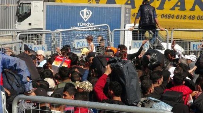 Sınır Kapısında 'bayram' Izdihamı