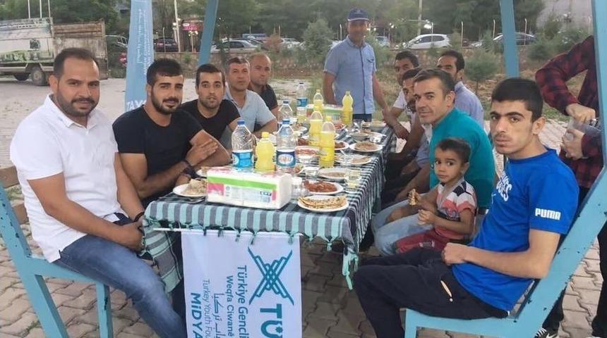 Gen&ccedil;ler Midyat&rsquo;ta Yetimlerle Buluştu