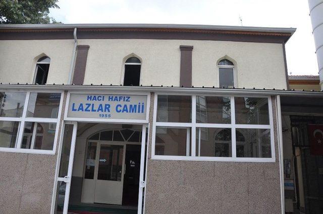 İftar Vakti Caminin Yardım Kutularını Çaldılar, O Anlar Kameraya Yansıdı