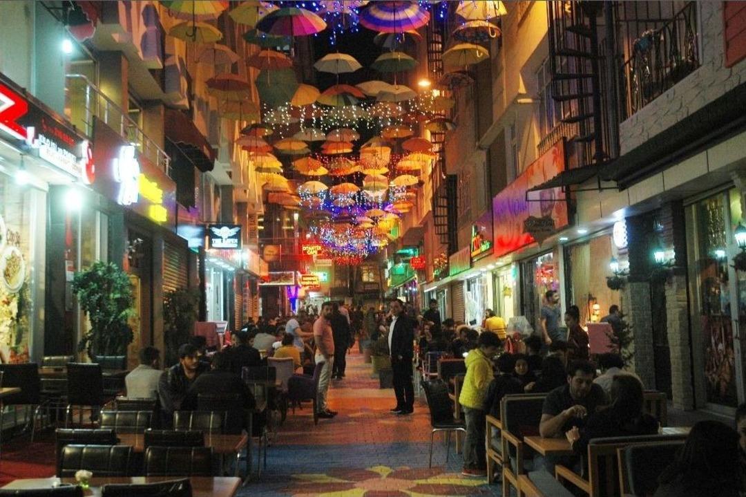 (&ouml;zel Haber) Sokağı S&uuml;sleyen Esnafın İşleri A&ccedil;ıldı