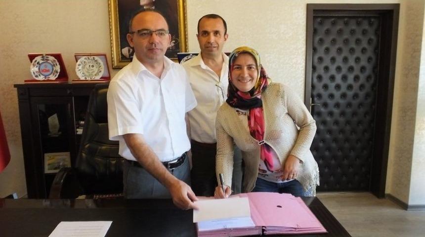 Burhaniye&rsquo; De Gen&ccedil; &Ccedil;ift&ccedil;ilere Hibe S&ouml;zleşmesi