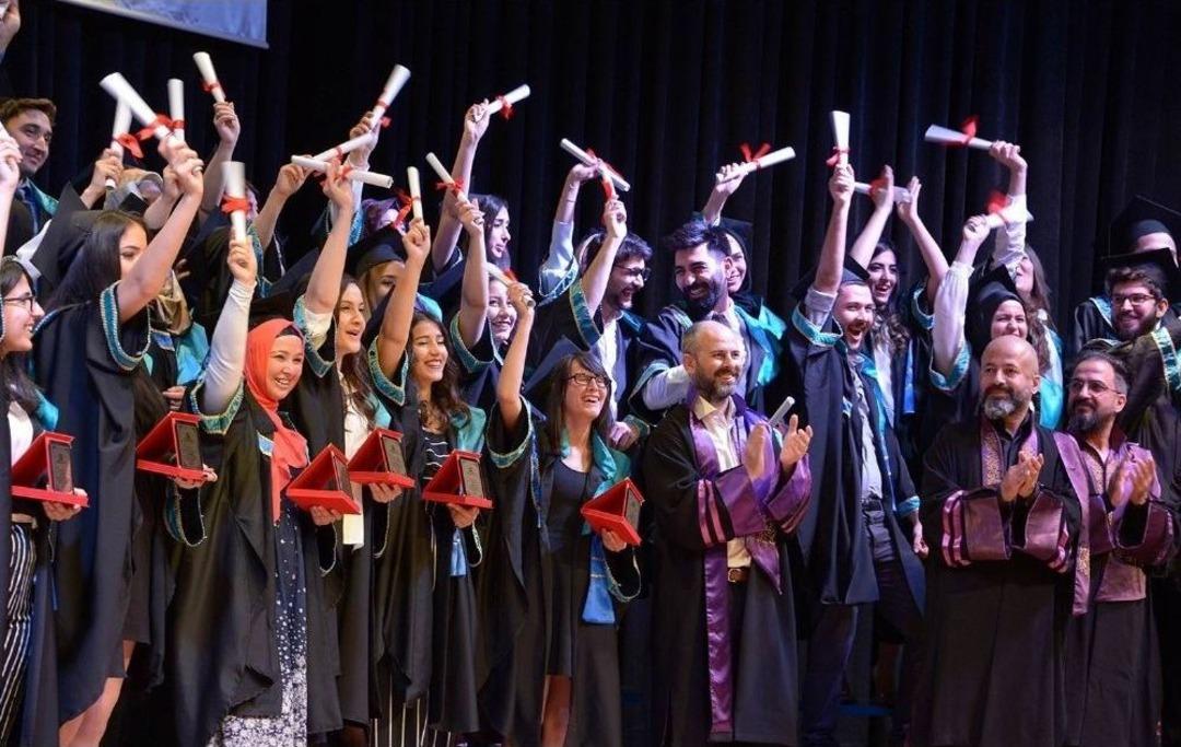 Sel&ccedil;uk&rsquo;ta &Ouml;d&uuml;ll&uuml; Sanat&ccedil;ıların Mezuniyet Sevinci