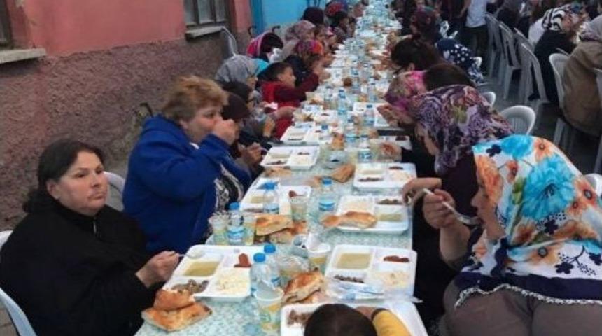 Eskişehir Asarcıklılar Derneği&rsquo;nden Eskişehir&rsquo;de Bulunan Bileciklilere İftar Yemeği