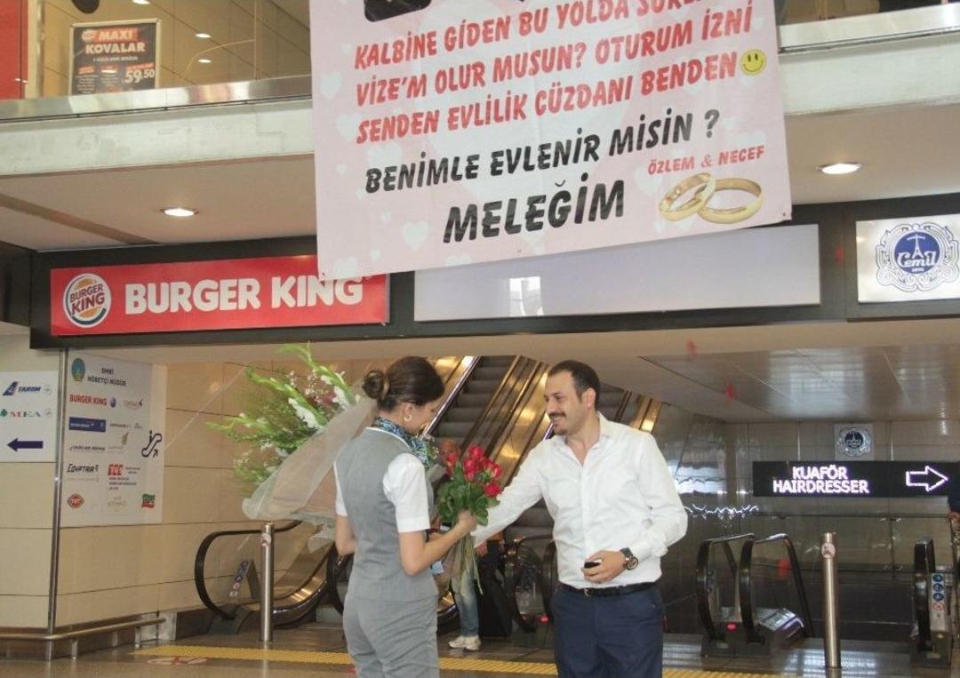Havalimanında İlgin&ccedil; Evlilik Teklifi