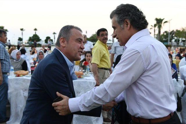 Başkan B&ouml;cek&rsquo;ten İl&ccedil;e Protokol&uuml;ne İftar 1