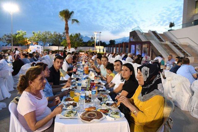 Başkan B&ouml;cek&rsquo;ten İl&ccedil;e Protokol&uuml;ne İftar 2