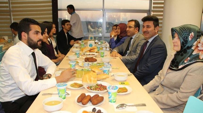 Rekt&ouml;r Karacoşkun&rsquo;dan &Ouml;ğrencilere İftar