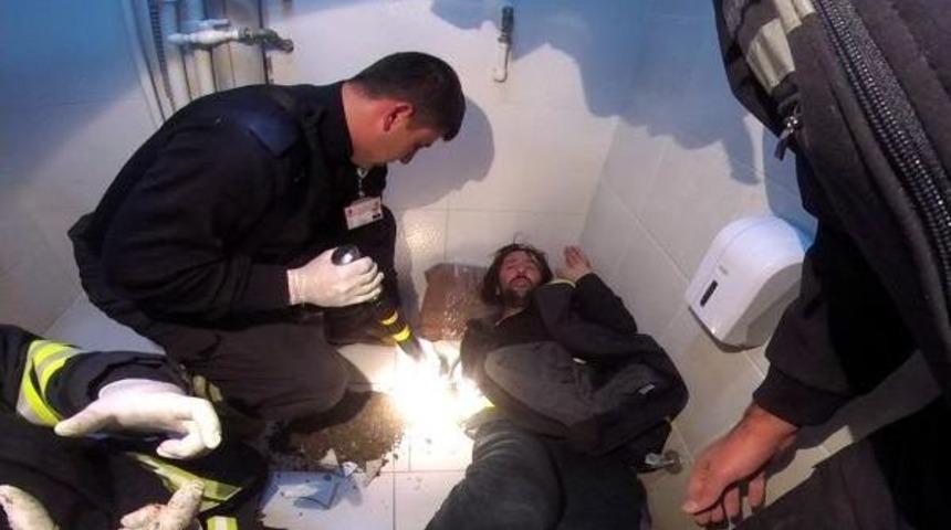 Telefonunu Kurtarmak Isterken Kolunu Tuvalete Sıkıştırdı