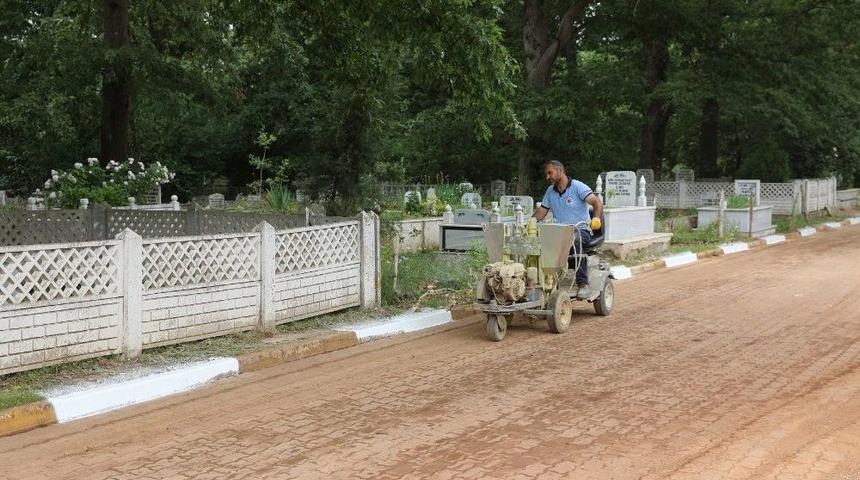 Mezarlıklarda Temizlik &Ccedil;alışmaları Yapılıyor