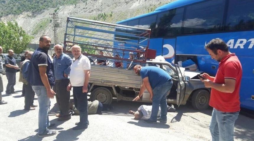 Artvin&rsquo;de Trafik Kazası: 3 Yaralı