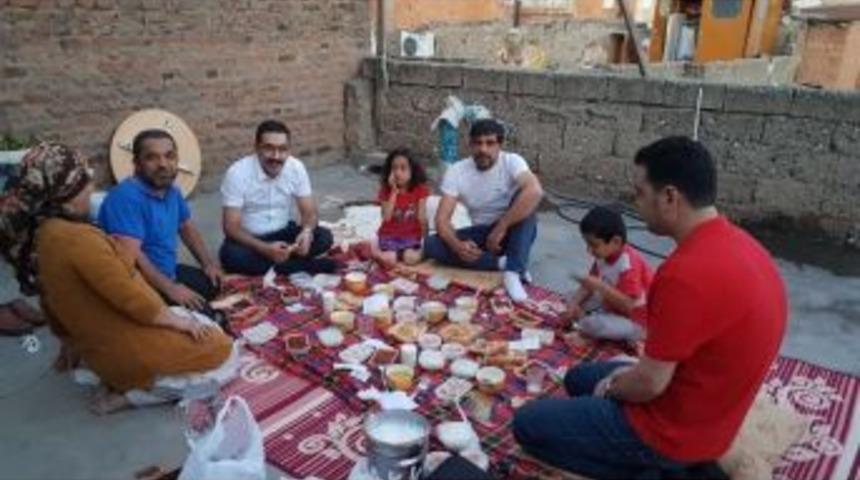 Ak Parti Bağlar İl&ccedil;e Başkanlığı Her Akşam Bir Vatandaşa İftara Gidiyor