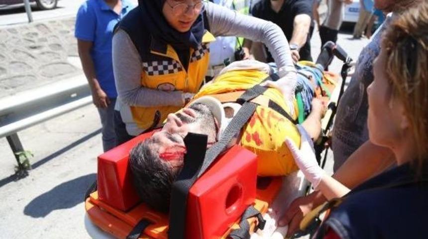 Kamyonet Kırmızı Işıkta Duran Tır'ın Altına Girdi: 2 Yaralı