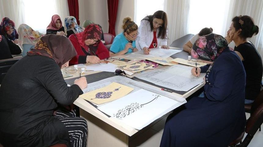 Kadınlar Tezhip &Ouml;ğreniyor