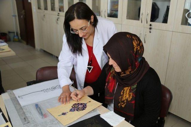 Kadınlar Tezhip Öğreniyor 1