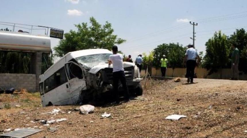 Gaziantep'te Yolcu Minib&uuml;s&uuml; Devrildi: 5 Yaralı