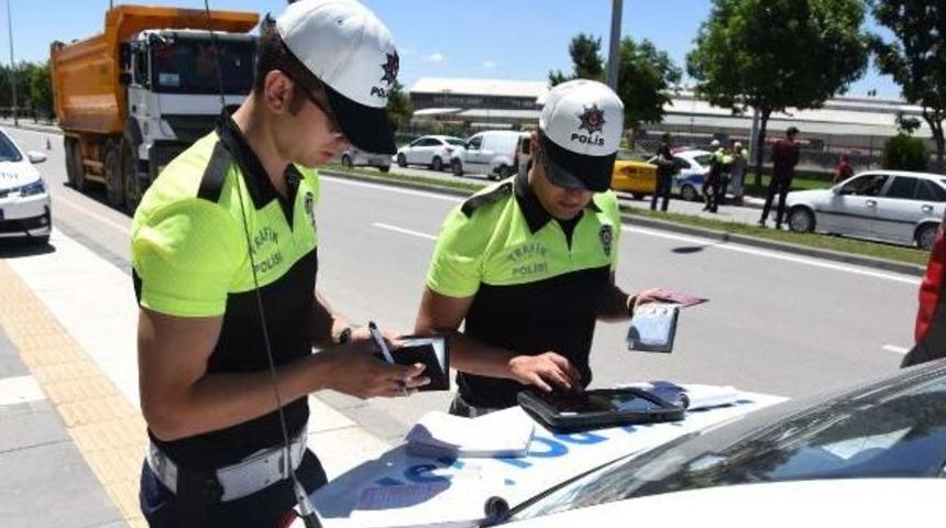 Sivas'ta S&uuml;r&uuml;c&uuml;lere Emniyet Kemeri Uyarısı