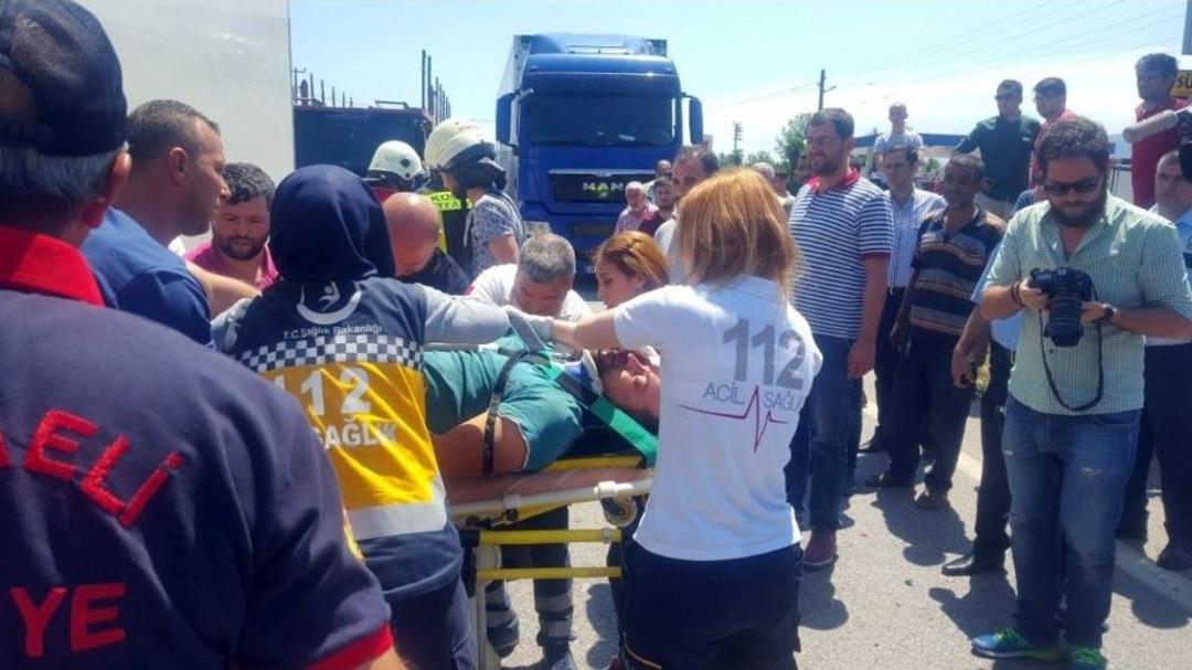 Kamyonet Kırmızı Işıkta Bekleyen Tır&rsquo;a &Ccedil;arptı