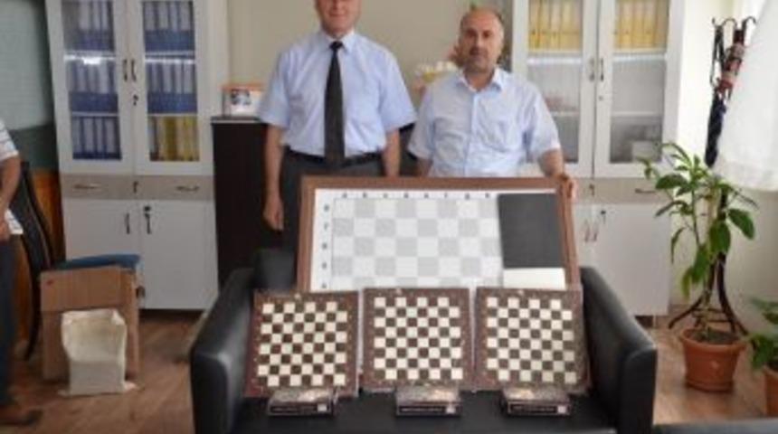 &Ccedil;evreci Okulun Hediyesi Satran&ccedil; Takımı