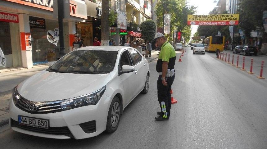Emniyet Kemeri Kullanmayan 52 Ara&ccedil; S&uuml;r&uuml;c&uuml;s&uuml;ne Para Cezası