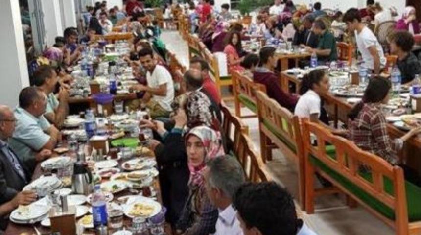10 &Ccedil;ocuğu Ve 61 Torunu Ile Iftar Sofrasında Buluştu