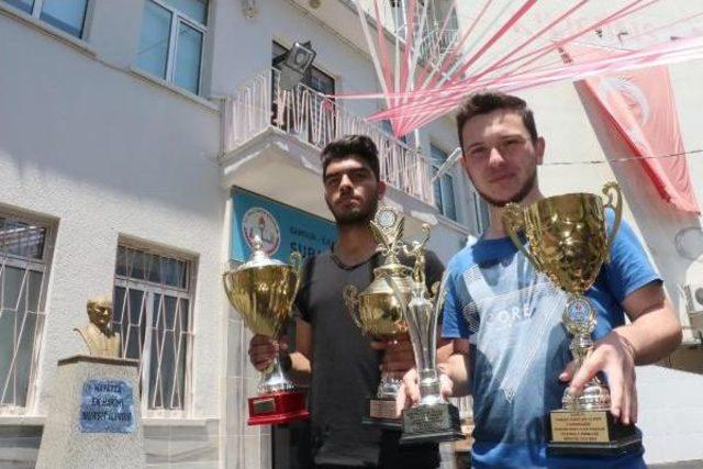 Voleybol Sayesinde Bursla Girdikleri Okulu Derece Ile Bitirdiler