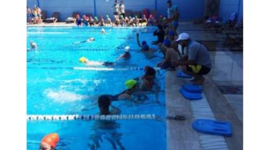 Kemalpaşalı &Ccedil;ocuklar Y&uuml;zme &Ouml;ğreniyor