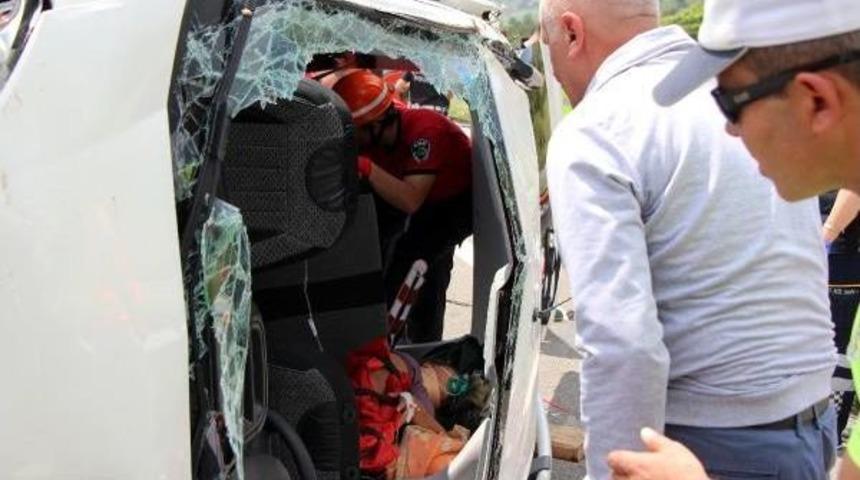 Bolu'da Hafif Ticari Ara&ccedil; Takla Attı: 3 Yaralı