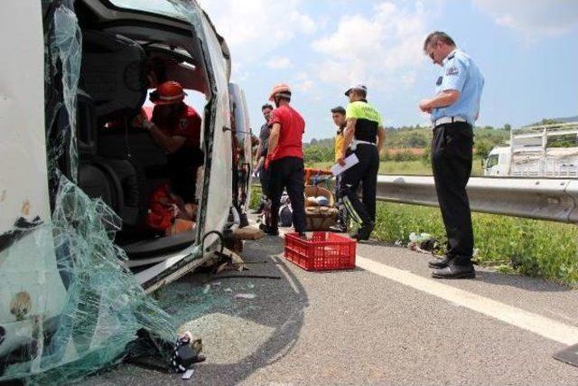 Bolu'da Hafif Ticari Araç Takla Attı: 3 Yaralı