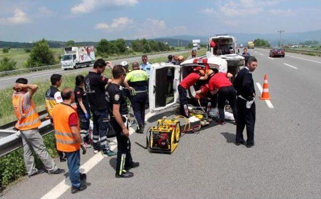 Bolu'da Hafif Ticari Araç Takla Attı: 3 Yaralı