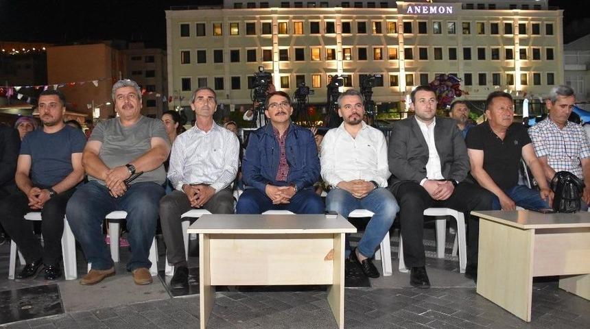 Sanat&ccedil;ı Ag&acirc;h İlahilerle Mest Etti