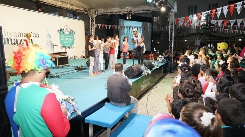 &Ccedil;ocuklar Tiyatro Oyununa Yoğun İlgi G&ouml;sterdi