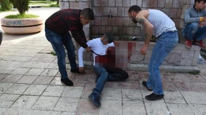 Kavga Ettiği Kişiyi Kasap D&uuml;kkanından Aldığı Bı&ccedil;akla Yaraladı