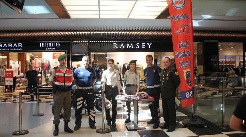 Jandarma Avm’de Stant Açtı